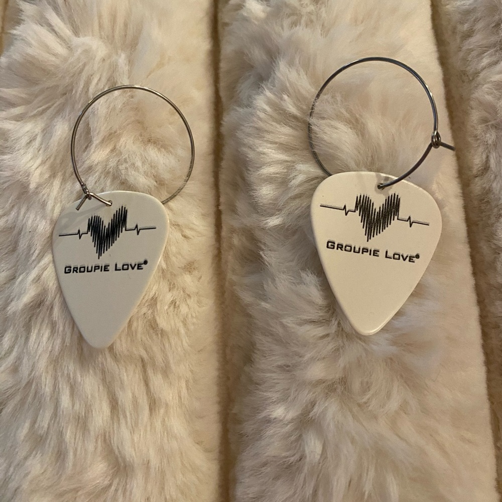 Guitar pick earrings-nwot